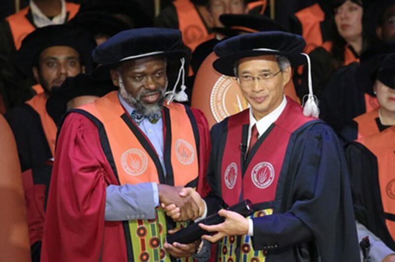 南非约堡大学授予习近平主席工程学名誉博士学位，中国驻南非大使林松添代表习近平主席接受学位证书。（中国驻南非大使馆网站）