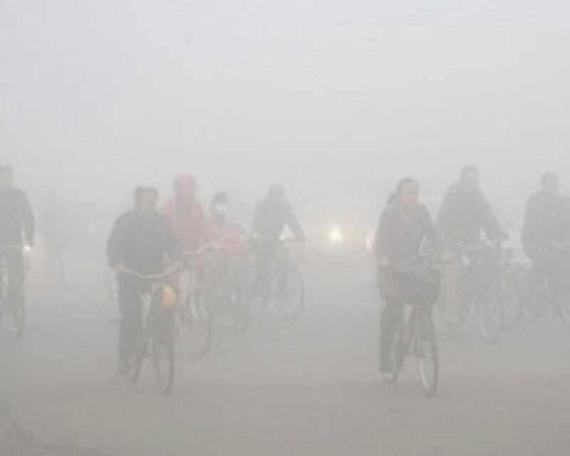馬路上行車十分緩慢,白天也只能隱約見到車輛。(相片由濟南市民孫先生提供)