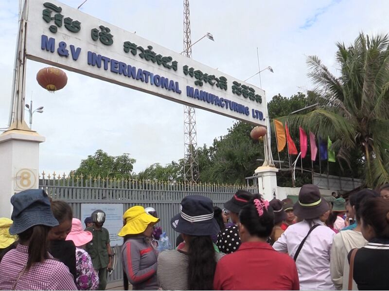 កម្មករ​កម្មការិនី​រោងចក្រ អ៊ឹម វ៉េ កាត់​ដេរ​អន្តរជាតិ (M & V) នៅ​ខេត្ត​កំពង់ឆ្នាំង តវ៉ា​ទាមទារ​លក្ខខណ្ឌ​ការងារ និង​ប្រាក់​អត្ថប្រយោជន៍ នៅ​ថ្ងៃ​ទី​២៣ ខែ​មិថុនា ឆ្នាំ​២០១៦។ RFA/Chin Chetha