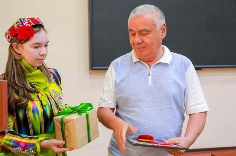 ئۆزبېكىستاندىكى ئۇيغۇر جامائەت ئەربابى خالمۇرات مانائېۋ مېدال بىلەن تەقدىرلەنمەكتە. 2024-يىلى 1-سېنتەبىر، ئۆزبېكىستان
