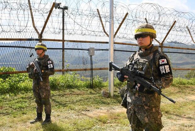 DMZ 내에서 지뢰제거 작업을 하는 동안 한국군 병사들이 보초를 서고 있다.