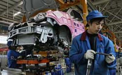 Công nhân trong nhà máy sản xuất xe hơi hiệu Chery ở Trung Quốc. AFP PHOTO.