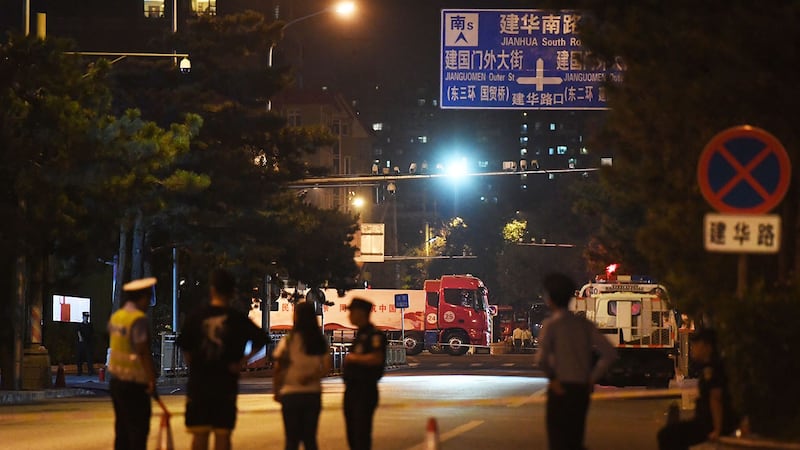 2019年9月7日,为庆祝中华人民共和国成立70周年的阅兵彩排的前夜,北京大街上带有宣传口号的卡车和武警。(法新社)