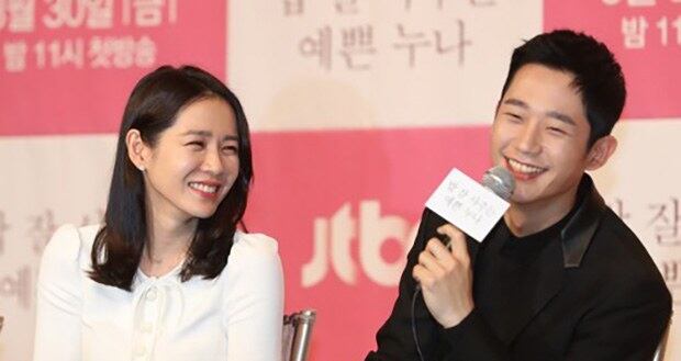배우 손예진(왼쪽)과 정해인이 지난 3월 28일 서울 영등포구 타임스퀘어에서 열린 JTBC 금토드라마 '밥 잘 사주는 예쁜 누나' 제작발표회에서 질문에 답하고 있다.