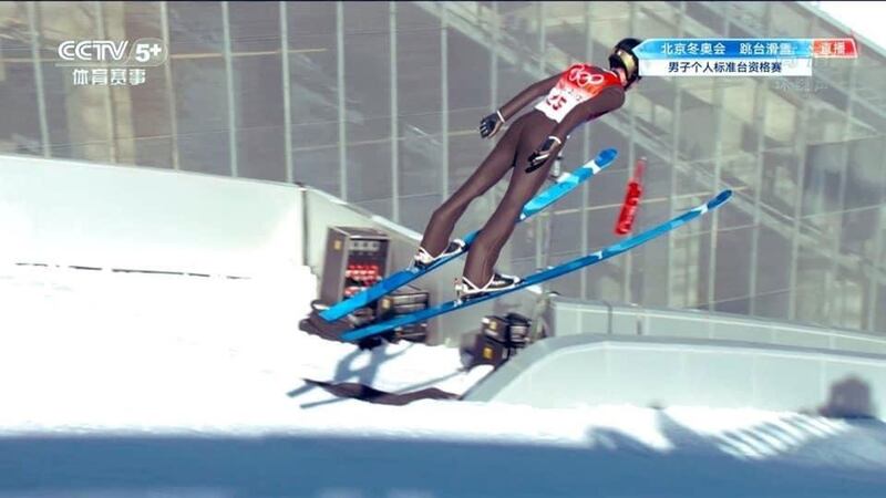 بېشىغا كىيگەن قالپىقى بىلەن چاڭغىسىغا شەرقىي تۈركىستاننىڭ بايرىقىنىڭ رەسىمى چۈشۈرۈپ 2022-يىللىق بېيجىڭ قىشلىق ئولىمپىكىدە مۇسابىقىگە چۈشكەن تۈرك تەنھەرىكەتچى فاتىھ ئاردا ئىپچىئوغلۇ ئەپەندى. 2022-يىلى 5-فېۋرال.