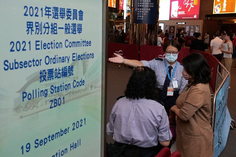 2021 年 9 月 19 日，香港选民进入投票站选举选举委员会。（美联社）