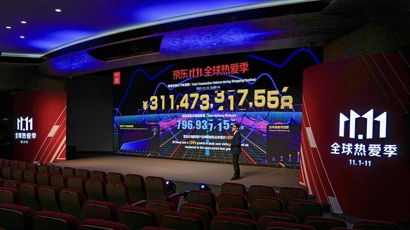 2021 年 11 月 11 日,京东大数据研究院首席数据官刘晖在网上零售商京东总部空旷的大厅里,展示中国最大网购日“光棍节”的实时销售数据的显示器前发言。(美联社)