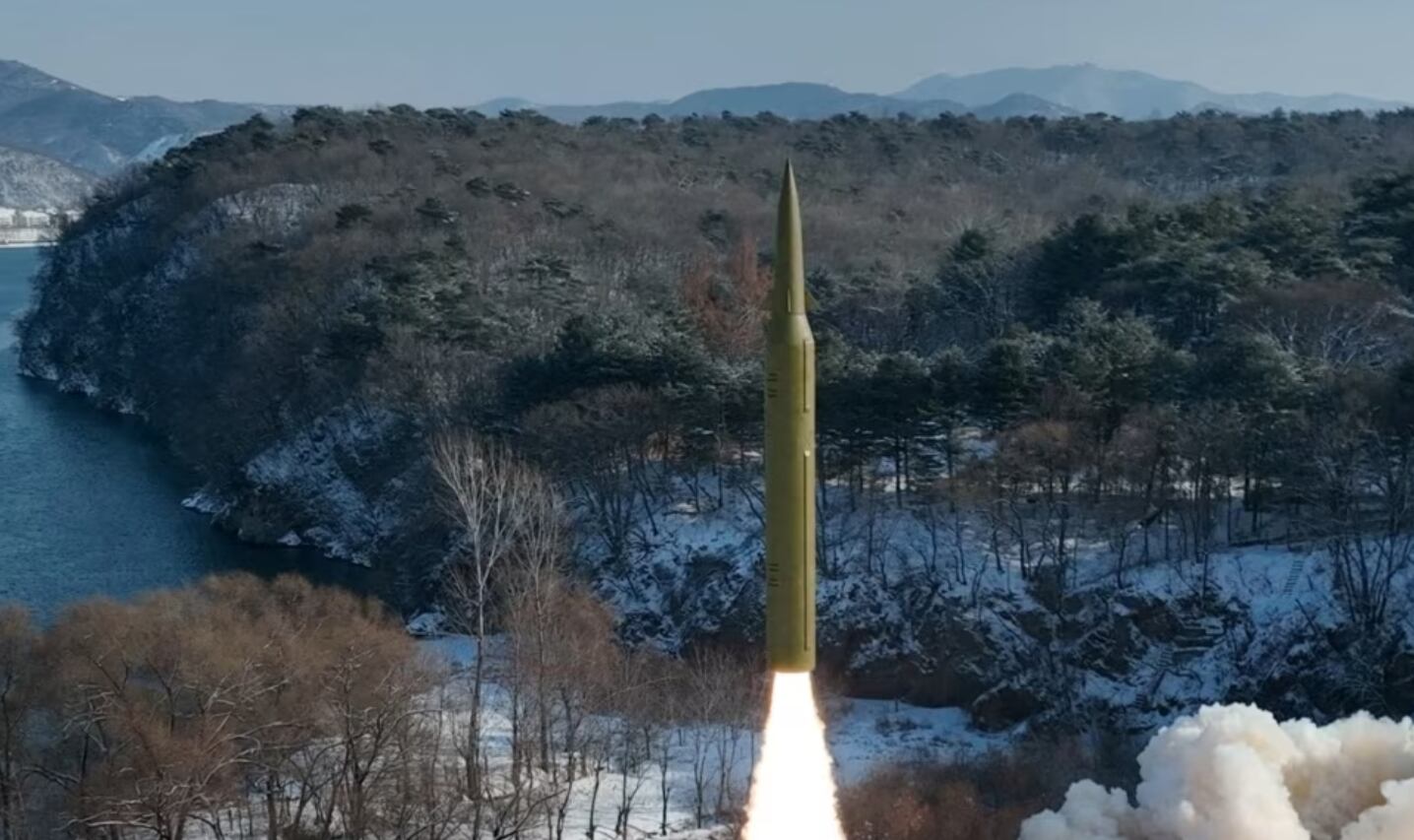 북한은 14일 극초음속 기동형 조종 전투부를 장착한 중장거리 고체연료 탄도미사일 시험발사에 성공했다며 관영매체들을 통해 사진을 공개했다.