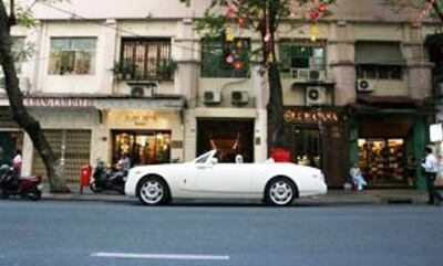 Xe Rolls Royce DropHead trắng trên đường phố Sài Gòn. Source otosaigon.com 