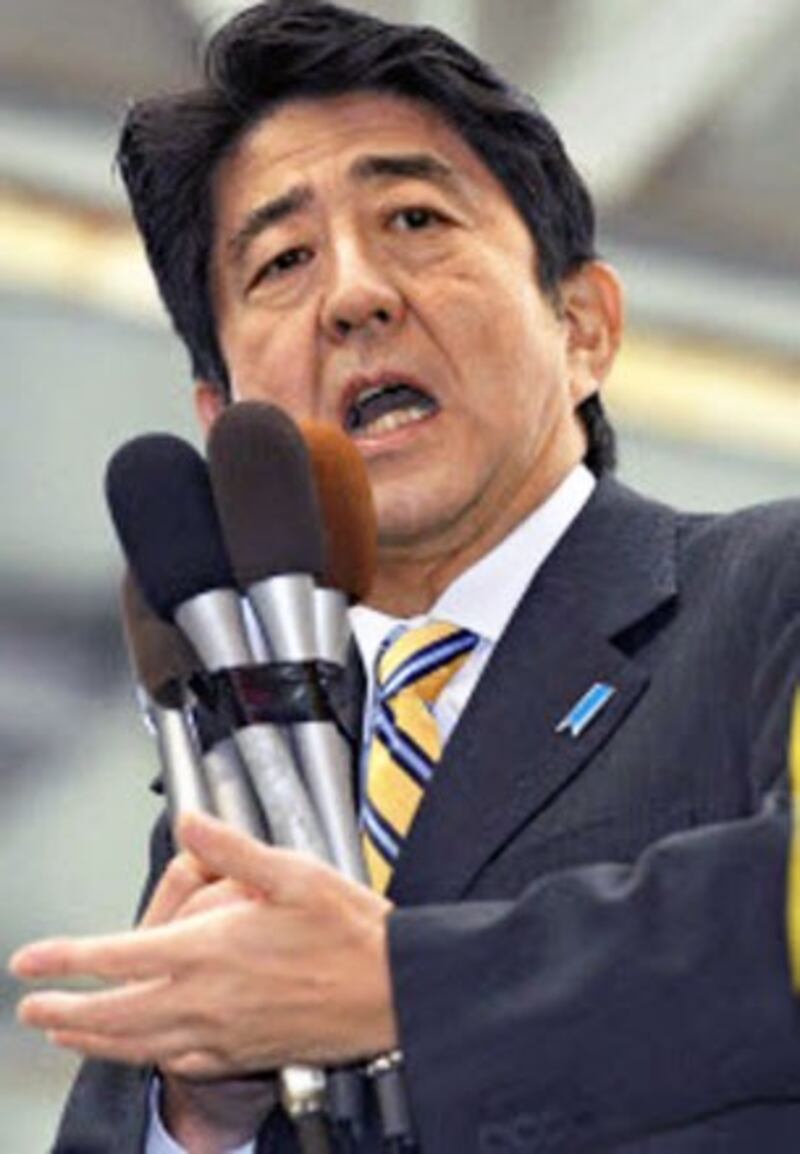 图片:出任日本下届首相呼声最高的自民党总裁安倍晋三,在10号出版的月刊杂志「文艺春秋」上发表了自己的政权构想,安倍提出必须强化领土与离岛的防卫,准备修改相关的法律,要创设"领海侵犯罪",对于侵犯钓鱼岛附近12海里的外国船只予以坚决的取缔。(南洲提供)