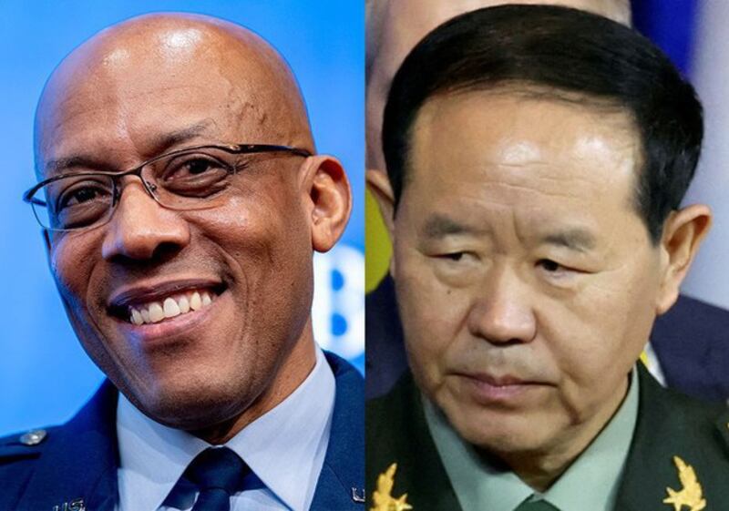 美军参谋长联席会议主席布朗2023年12月21日与中国中央军委联合参谋部参谋长刘振立视频通话(组合图:美联社/路透社)
