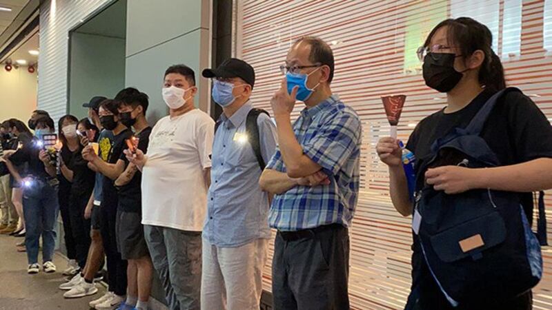 部分香港民众点燃蜡烛纪念六四32周年（网络图片）