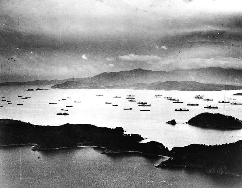 1950年10月26日,停靠在元山外港的美军登陆舰队。(来自“美国海军历史与遗产司令部”网站)