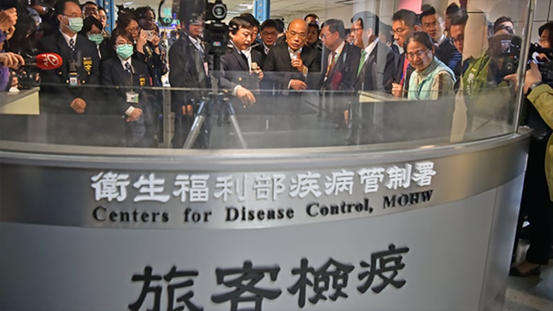 2020年1月21日,台灣行政院長蘇貞昌視察桃園機場防疫工作,要求嚴格執行各種防疫必要措施。(台灣行政院提供)
