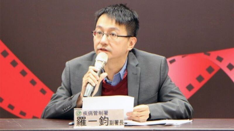 疾管署副署长罗一钧发现PTT爬文发向群组之后立即通报。（图／疾病管制署提供）