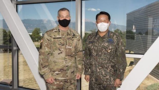 지난해 8월 미국 콜로라도에서 개최된 우주지휘관 회의 회동한 제임스 디킨슨 미 우주사령관과 박인호 공군총장.