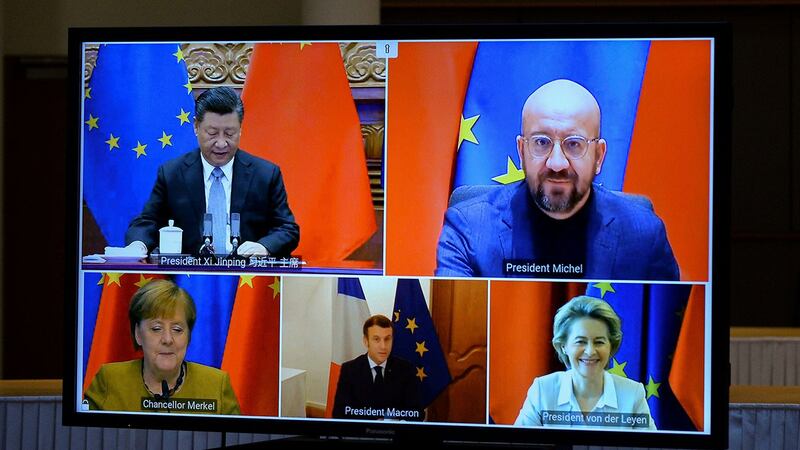 2020年12月30日，欧洲理事会主席米歇尔（Charles Michel）、欧盟委员会主席冯德莱恩（Ursula von der Leyen ）、德国总理默克尔和法国总统马克龙与中国国家主席习近平进行了视频会晤，中欧领导人并宣布完成中欧全面投资协定（CAI）的谈判。 （路透社图片）