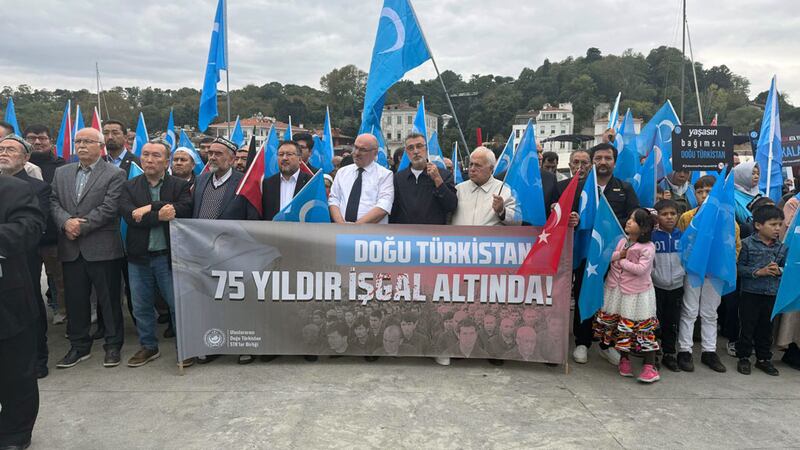 10-ئاينىڭ 1-كۈنى ئۇيغۇر ئېلىنىڭ ئىشغال قىلىنغانلىقىنىڭ 75-يىلى مۇناسىۋىتى بىلەن ئىستانبۇلدىكى خىتاي كونسۇلخانىسىنىڭ ئالدىدا ئۆتكۈزۈلگەن نامايىشتىن كۆرۈنۈشلەر. 2024-يىلى 1-ئۆكتەبىر، ئىستانبۇل