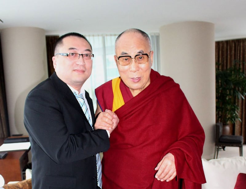 黄宁宇(左)表示,达赖喇嘛是加拿大荣誉公民,朝野一致都推崇的人物。 (黄宁宇独家提供)