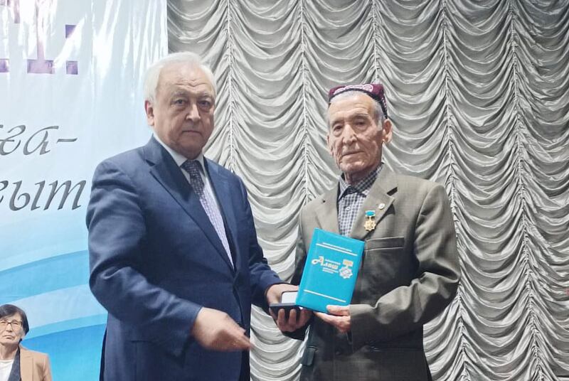 قازاقىستان يازغۇچىلار ئىتتىپاقى يىغىنىدا شائىر ئابدۇغوپۇر قۇتلۇقوف ئەپەندى مۇكاپات تاپشۇرۇۋالدى. 2023-يىل 12-ئاپرېل، ئالمۇتا.