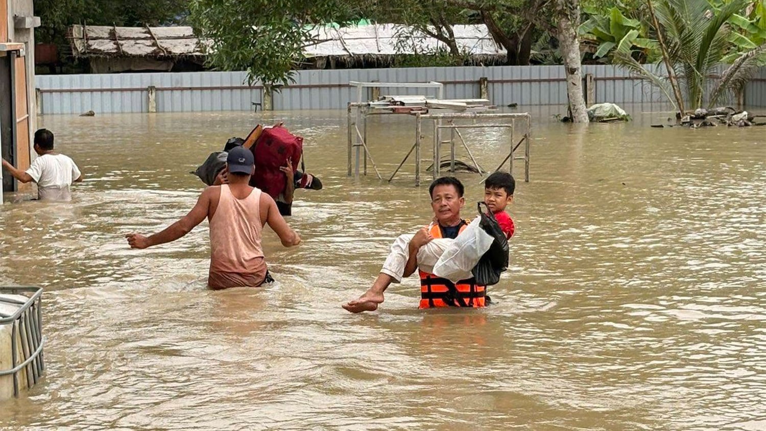 ငဝန်မြစ်ရေကာတာကျိုးပေါက်လို့ ရေဘေးသင့်သူ သောင်းချီရှိနေ၊ ပိတ်မိနေသူတွေ ကျန်နေဆဲ