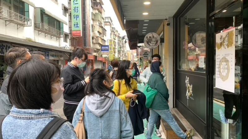 “保护伞”午餐时间已客满,民众必须拿号码牌等候位。(记者 黄春梅摄)
