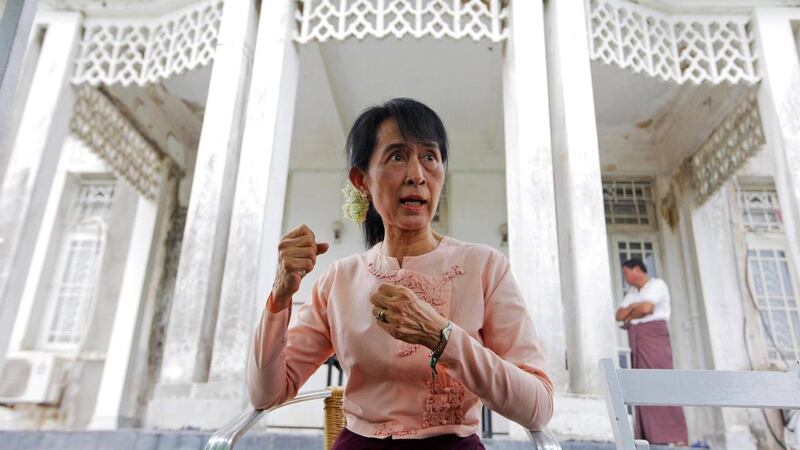 ရန်ကုန်မြို့ တက္ကသိုလ်ရိပ်သာလမ်းရှိ နေအိမ် အမှတ် (၅၄) တွင် ဒေါ်အောင်ဆန်းစုကြည်အား ၂၀၁၁ ခုနှစ်၊ ဇူလိုင်လ ၁၁ ရက်နေ့က တွေ့ရစဥ်။ (Photo: Reuters)