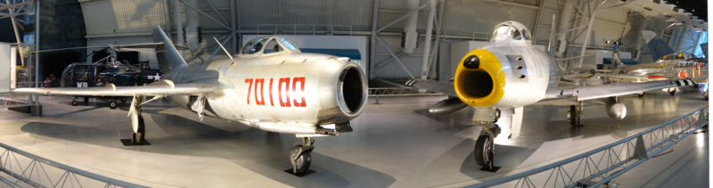美国国家航空航天博物馆中,展示的米格-15战斗机(左)和F-86战斗机(右)。这两种飞机是“米格走廊”上的对手。(来自网站hisitoryanswers)