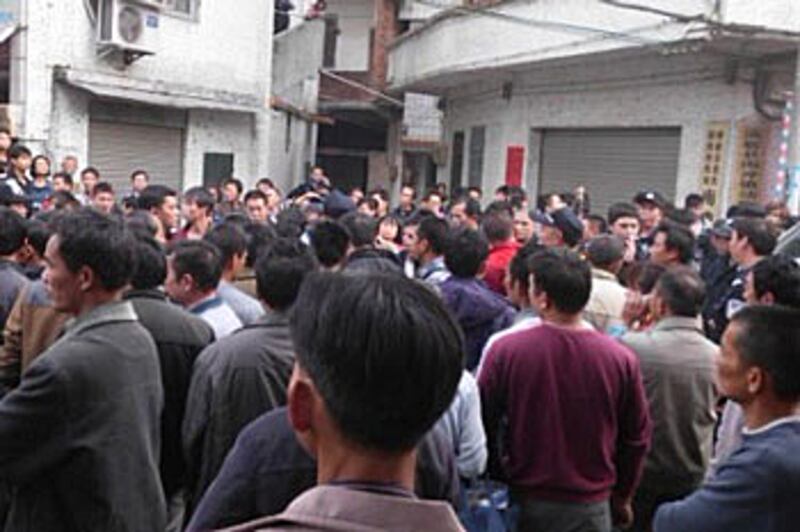 聚集抗議民眾愈來愈多，令整條街道擠滿人群，車輛塞得水洩不通。(相片由居民劉先生提供)