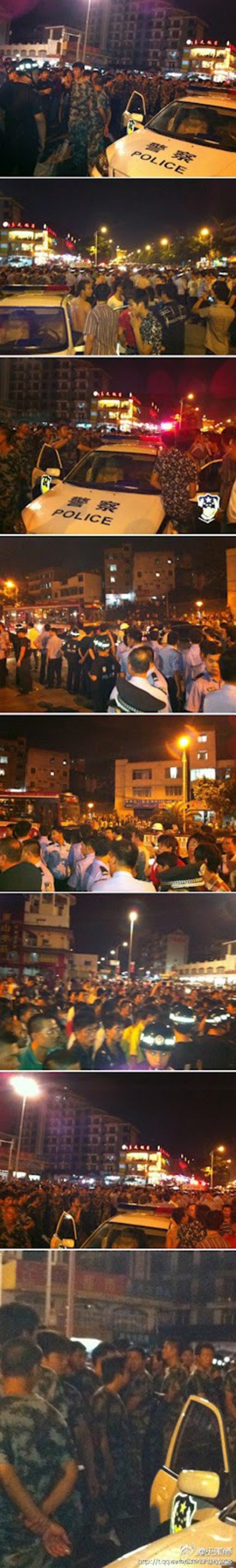 图片： 城管打昏一名流动小贩，数千民众围观抗议。 （中国茉莉花革命网）