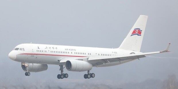 러시아 블라디보스토크 공항 활주로 위로 북한 고려항공 여객기가 착륙하고 있다.