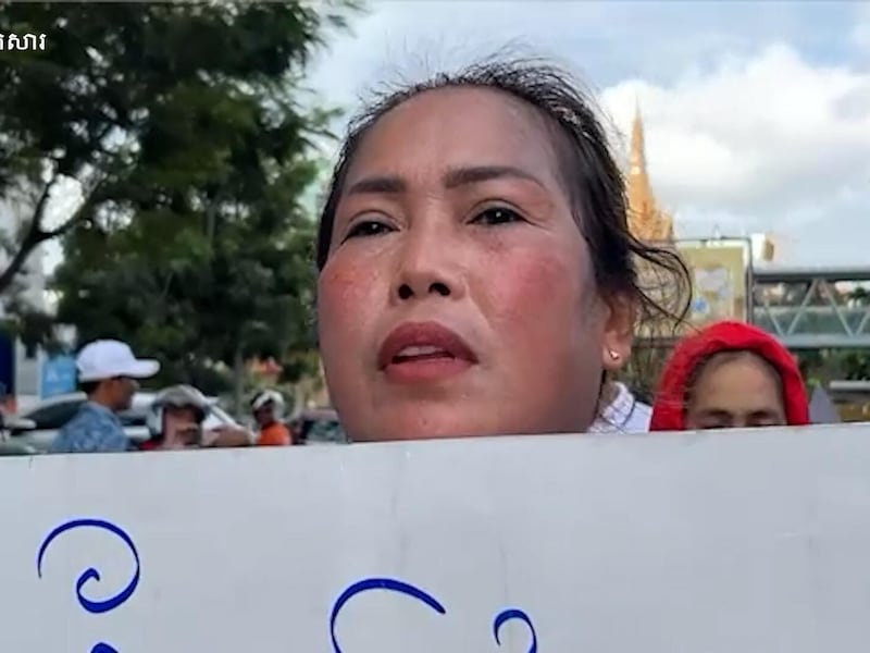 ប្រពន្ធសកម្មជនបក្សប្រឆាំងលោកស្រី ព្រុំ ចាន់ថា ថា ស្ត្រីត្រូវតែរឹងមាំទោះបីប្ដីជាប់ពន្ធនាគា